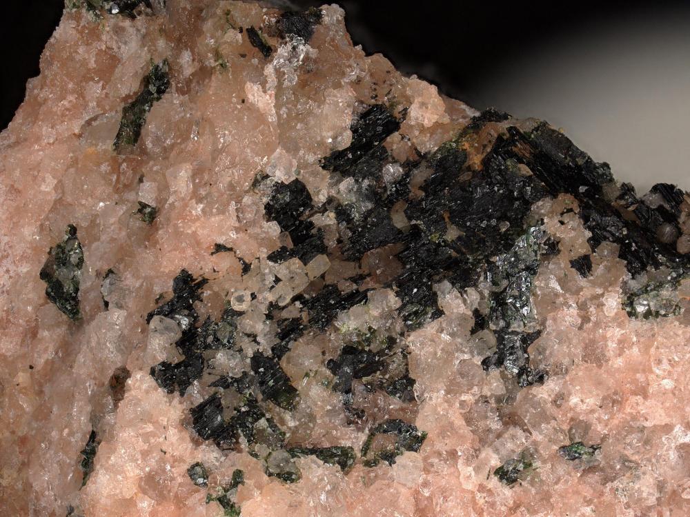 Ferro-ferri-fluoro-leakeite